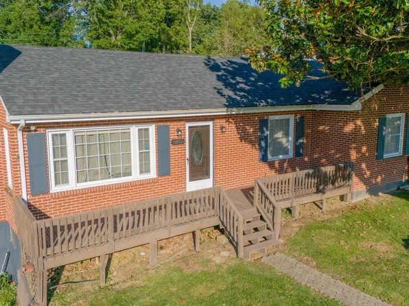 1405 Grove Dr, Pulaski, VA 24301