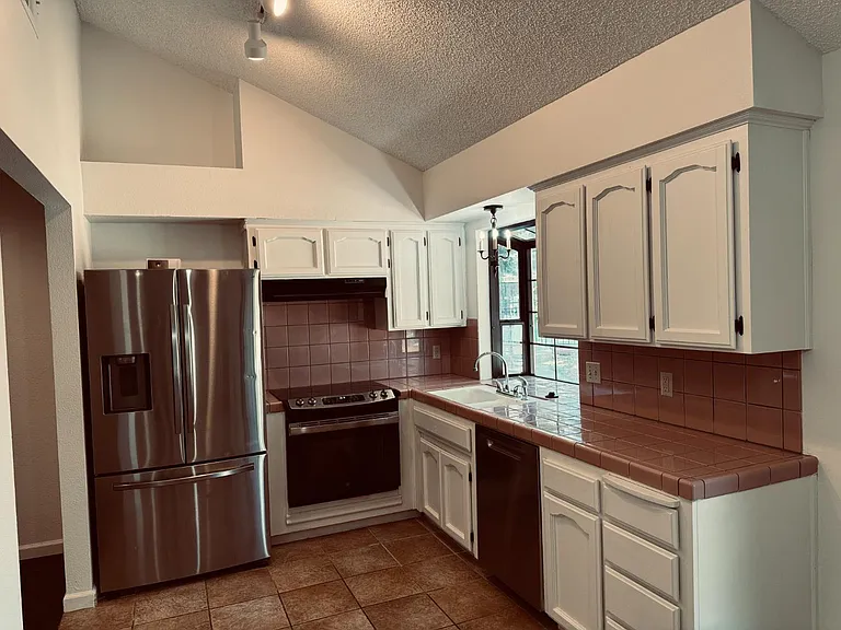 9356 N Barton Ave — Photo 3