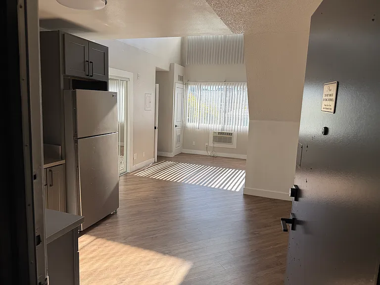 310 1/4 S Kenmore Ave #201 — Photo 17