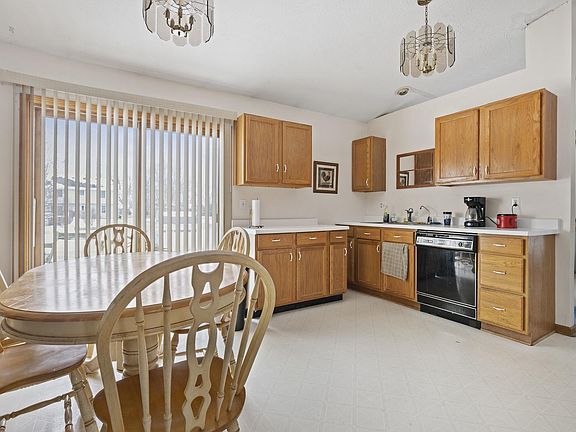 3rd image of 109 Queensbury Pl NE