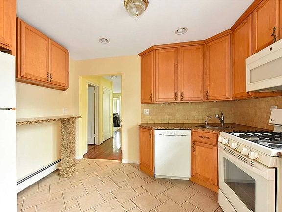 5th image of 538 Stewart Ave