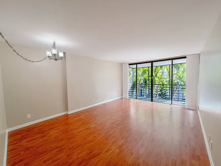 20500 W Country Club Dr #406 — Photo 4