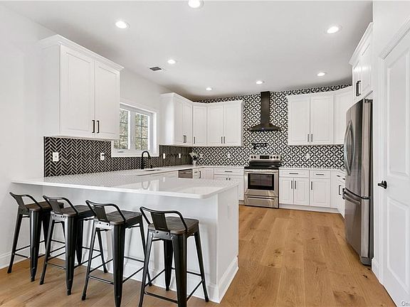 2nd image of 19 Isabella Ct