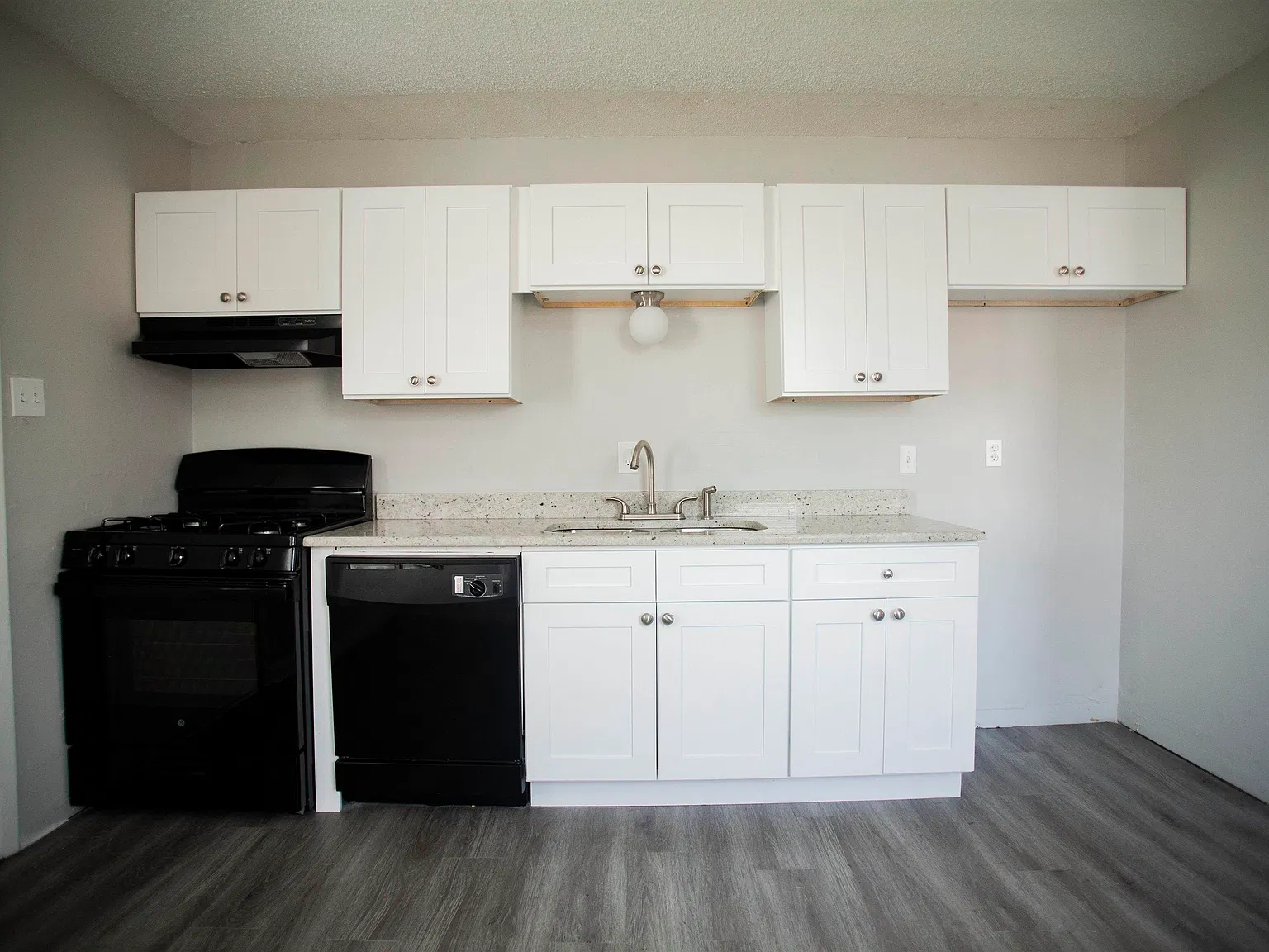 3 bed, 1.0 bath, 928 sqft, $795 — Photo 3