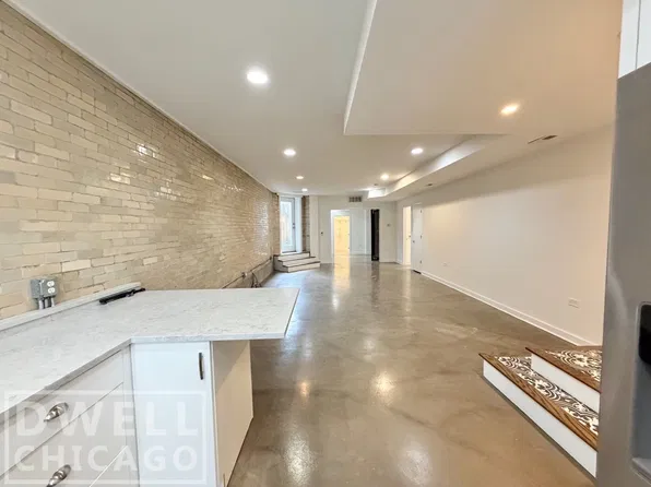 2121 N Albany Ave, Chicago, IL