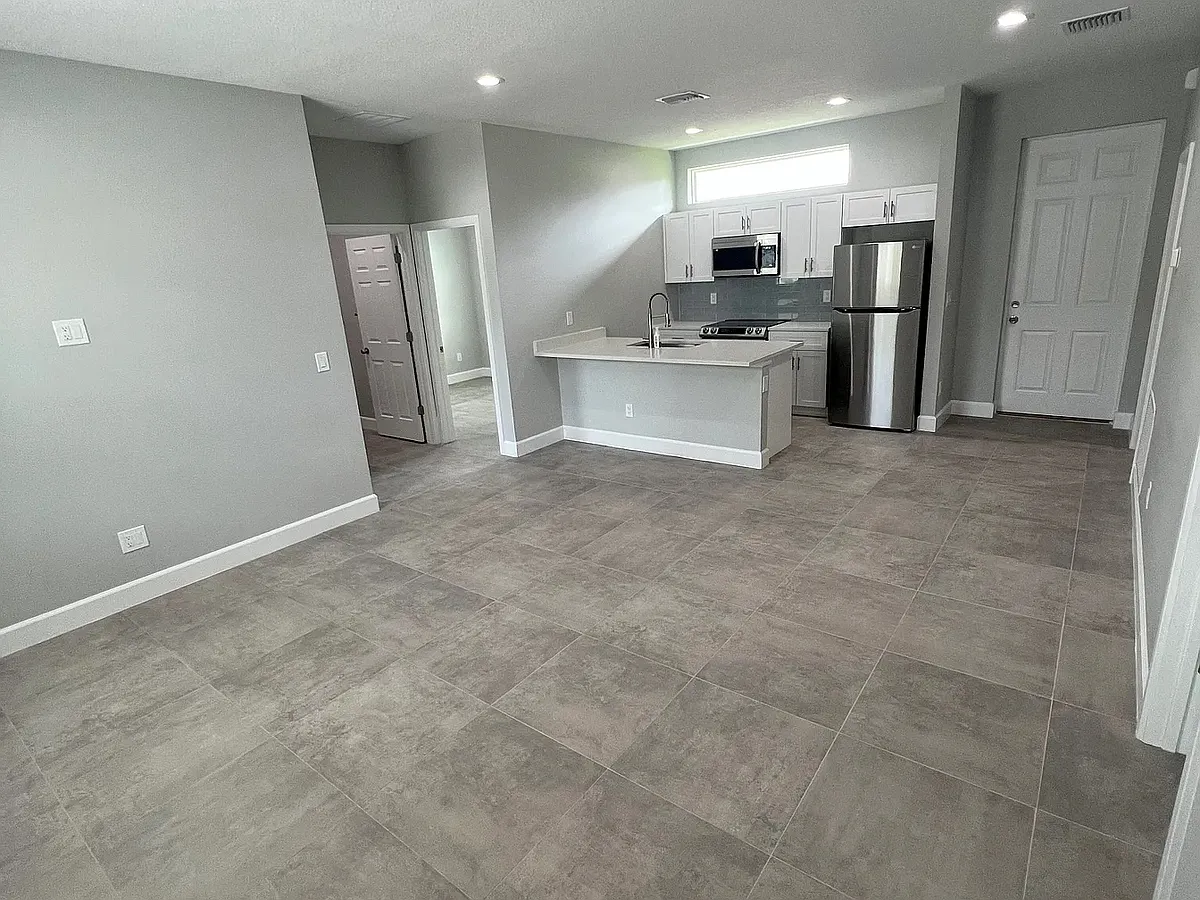 Building Photo - 1106 Royal Palm Ave #1104