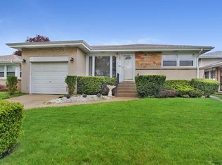 8820 N Elmore St, Niles, IL 60714