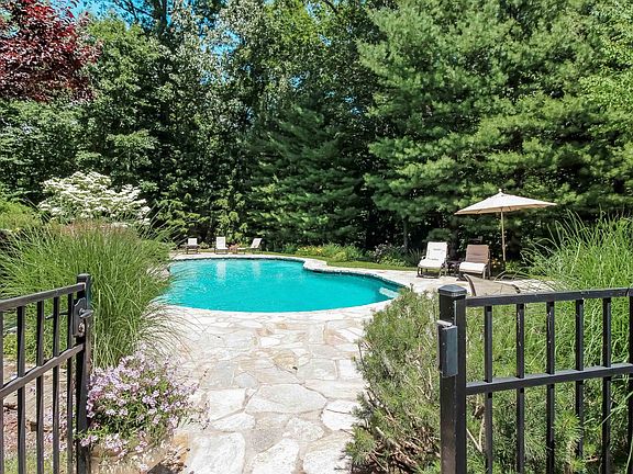 3rd image of 22 Pond Hollow Ct