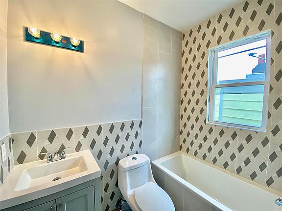 4th image of 112 Clendenny Ave APT 1