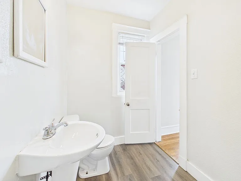 2400 Barton Ave — Photo 32