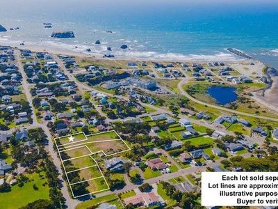 8 Street, Bandon, OR, 97411