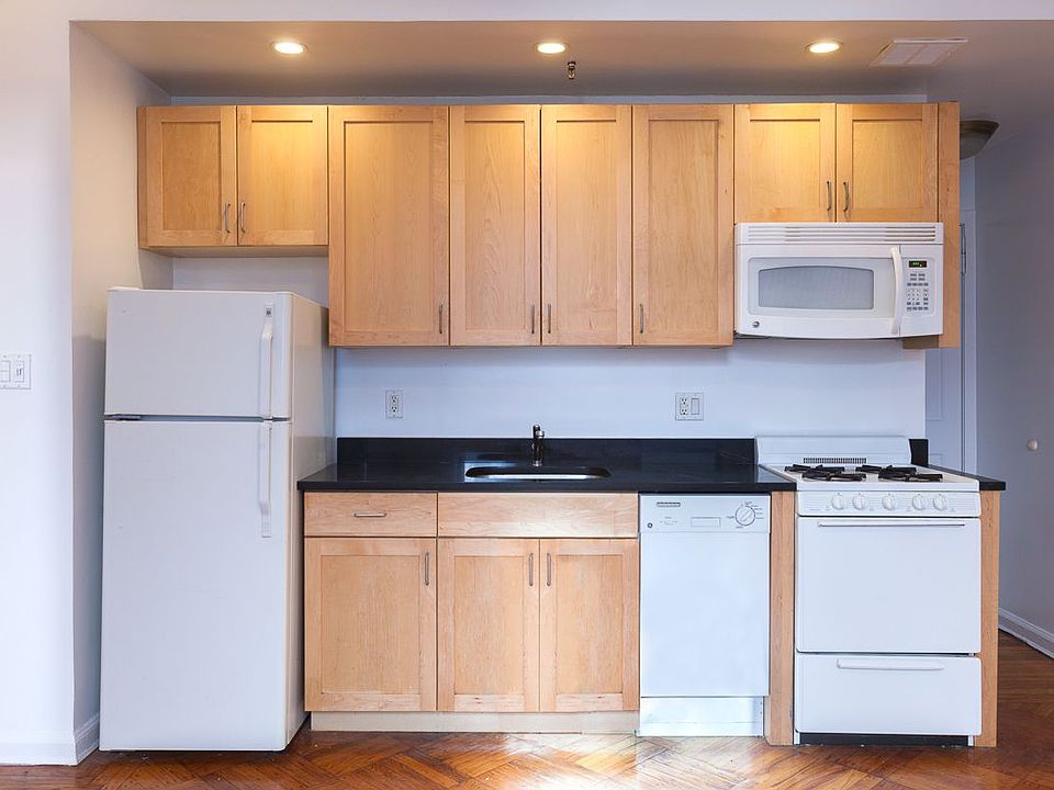 2nd image of 941 President St APT 2R