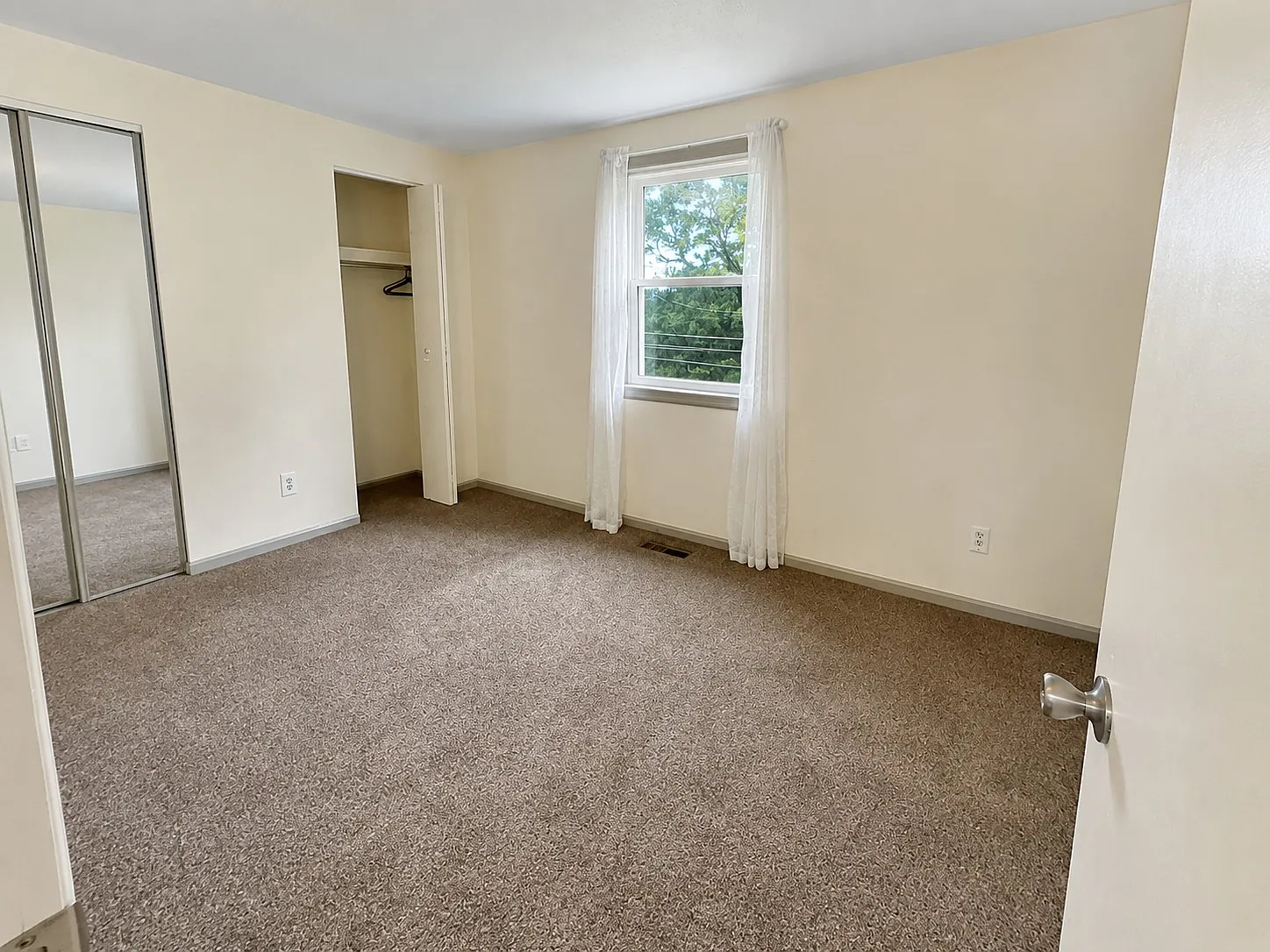 3 bed, 1402 sqft, $2,000 — Photo 3