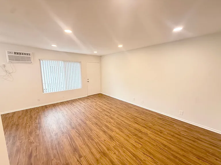 919 E Acacia Ave — Photo 5