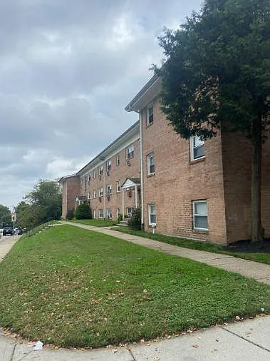 1240 E Washington Ln — Photo 32