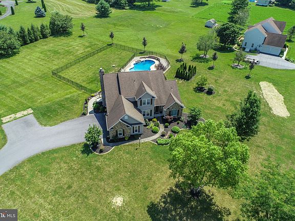 3rd image of 6 Carlie Ct