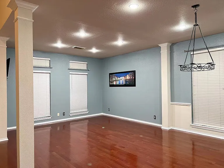 1321 Holmes Ln — Photo 2