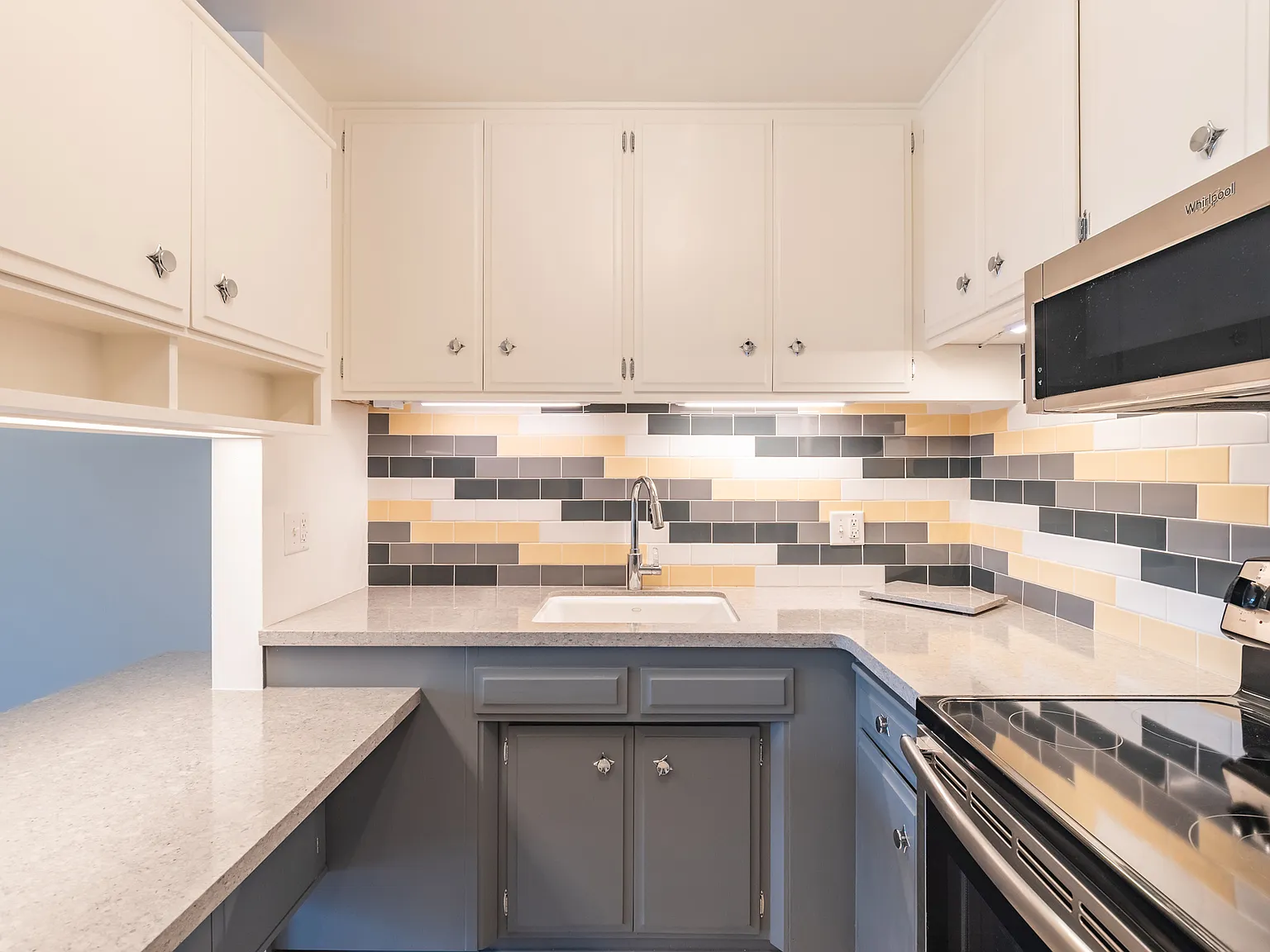 425 S Kenmore Ave — Photo 4