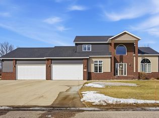 645 Evergreen Cir, Oxbow, ND 58047