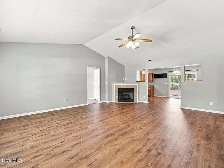 308 Carrie Ct — Photo 4