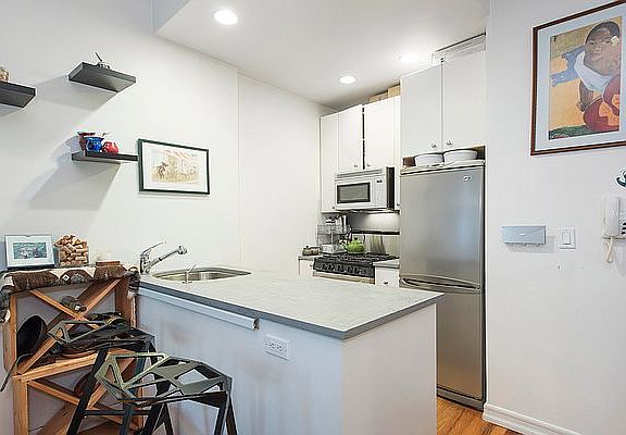 3rd image of 237 E 88th St APT 202