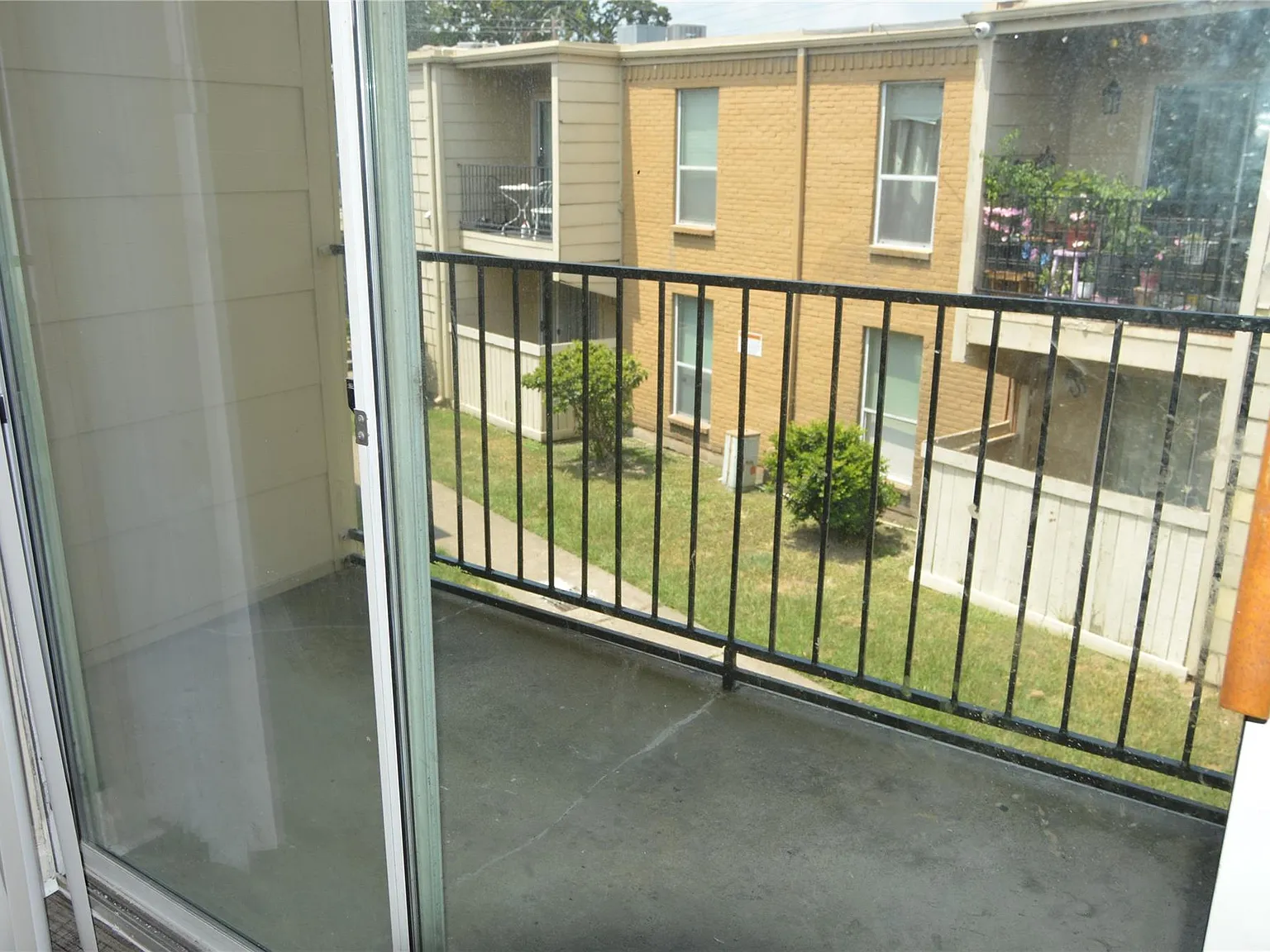 2 bed, 2.0 bath, 937 sqft, $1,300 — Photo 3
