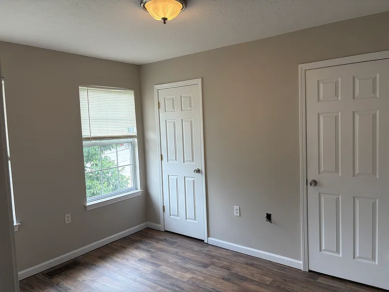 100 Laurel Ln — Photo 5