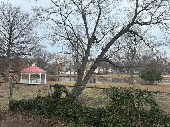 21 Wellington Place, Amityville, NY 11701