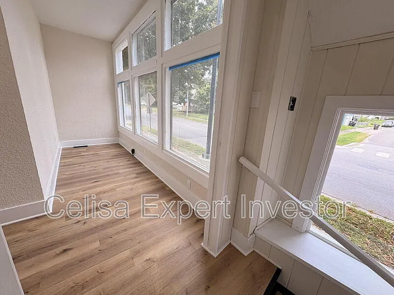 2 bed, 1.0 bath, 902 sqft, $1,050 — Photo 2