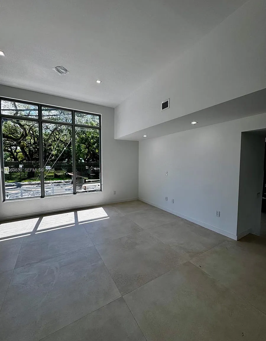 4 bed, 2.5 bath, 2170 sqft, $10,000 — Photo 3
