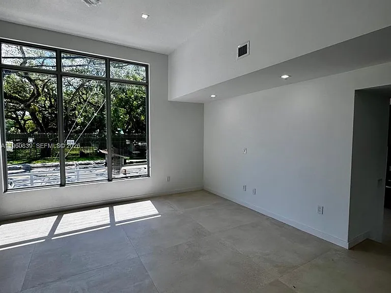 3204 Plaza St — Photo 3