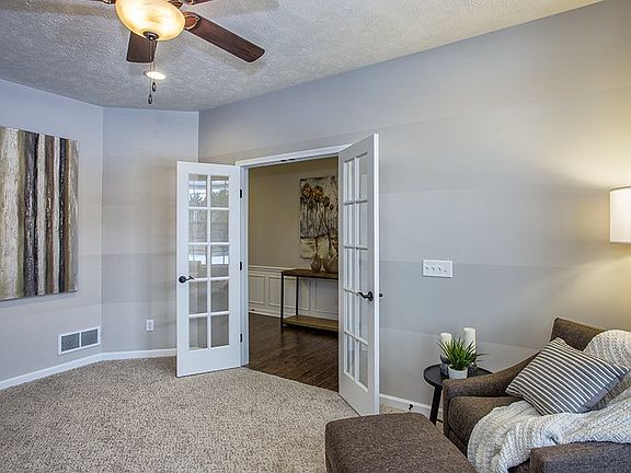 3rd image of 9 Hidden Lake Ln