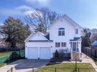 115 Maywood Dr, Mastic Beach, NY 11951