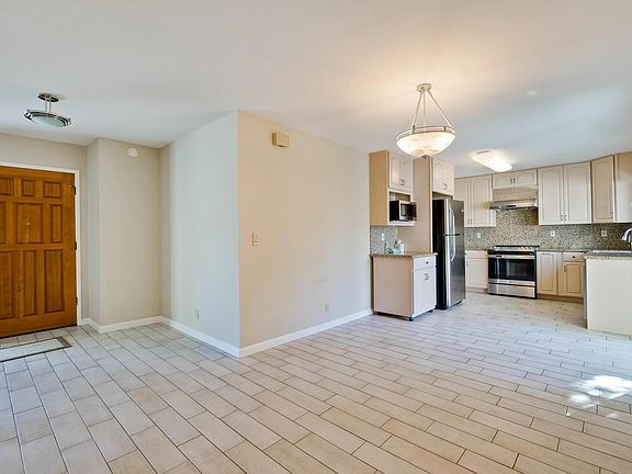 3rd image of 822 Sunnypark Ct