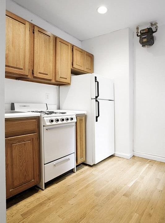 2nd image of 15 E 84th St