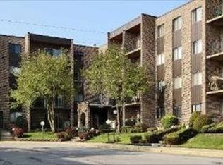625 W Huntington Commons Rd APT 312, Mount Prospect, IL 60056