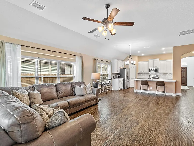 2116 Victoria Ln — Photo 8