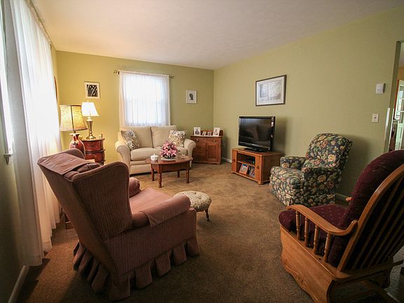 3rd image of 515 Hill St S