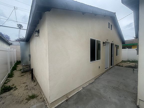 3rd image of 3006 S Palm Grove Ave #3