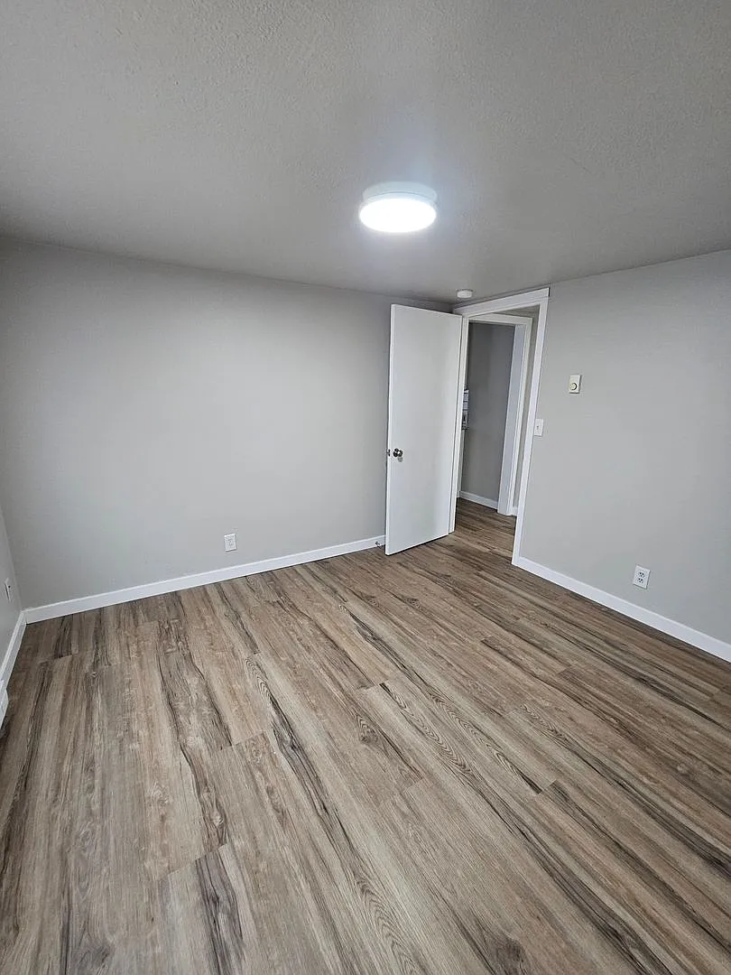 406 E Broadway — Photo 4