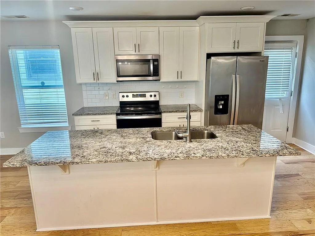 1 bed, 1.0 bath, 698 sqft, $1,300 — Photo 4