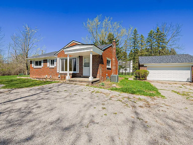 8701 Brookville Rd — Photo 39