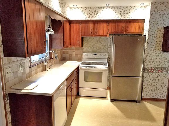 3rd image of 78 W Long Meadow Dr