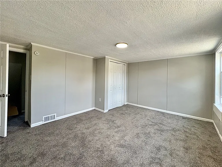 594 E Madison St — Photo 12