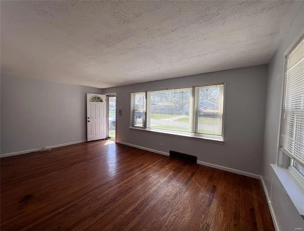 3 bed, 1020 sqft, $1,350 — Photo 2