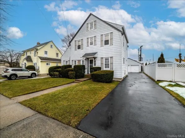21 Twin Lawns Ave, Hicksville, NY 11801
