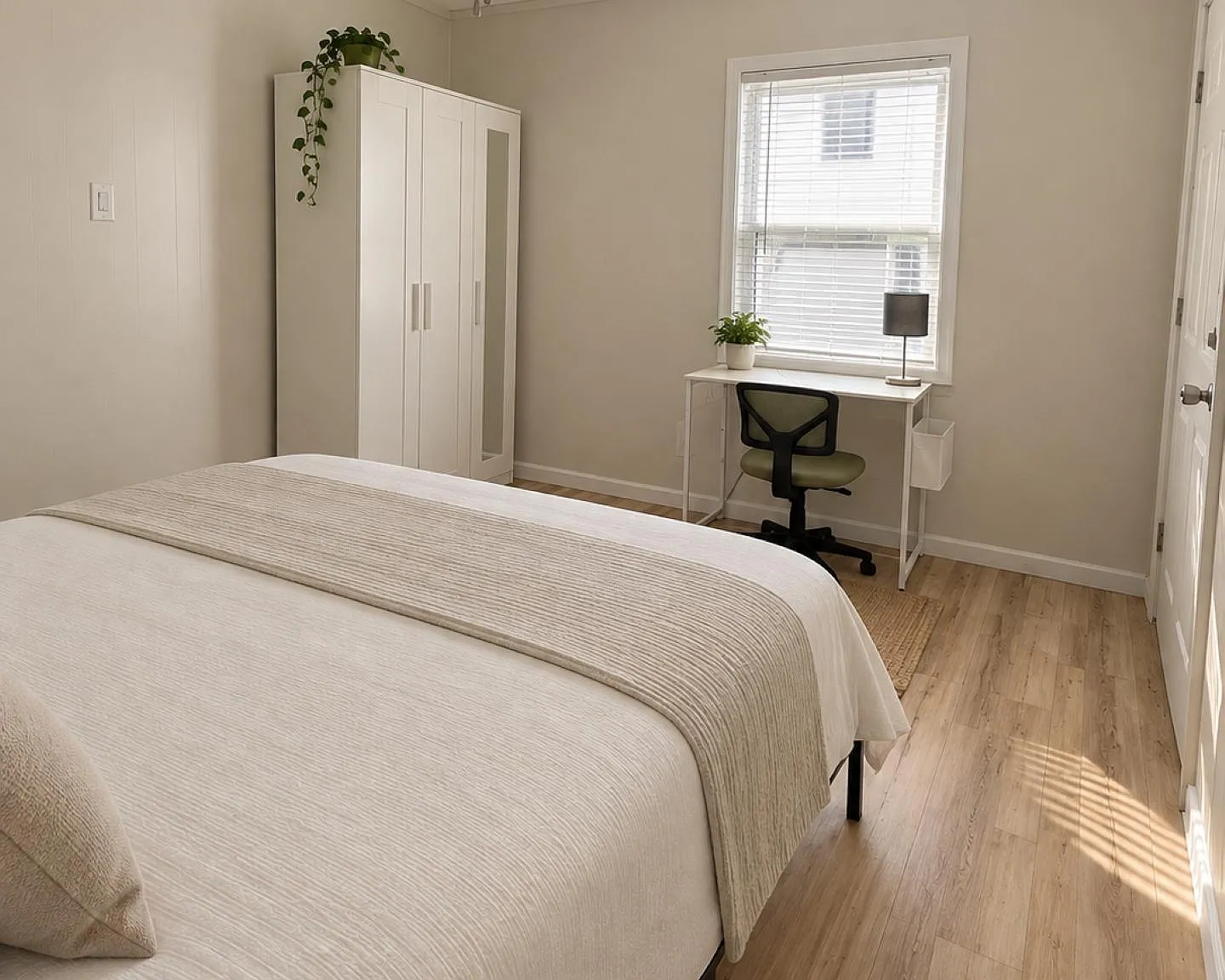 4 bed, 4.0 bath, 1100 sqft, $927 — Photo 2
