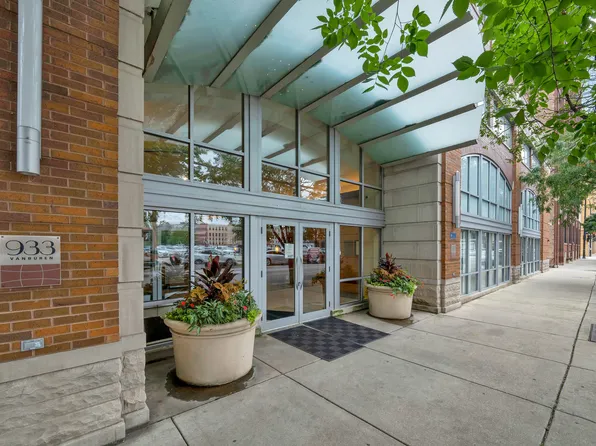 933 W Van Buren St APT 306, Chicago, IL 60607