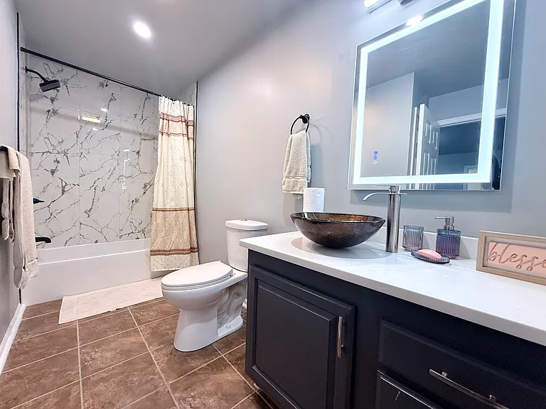 2244 W Taft St — Photo 15