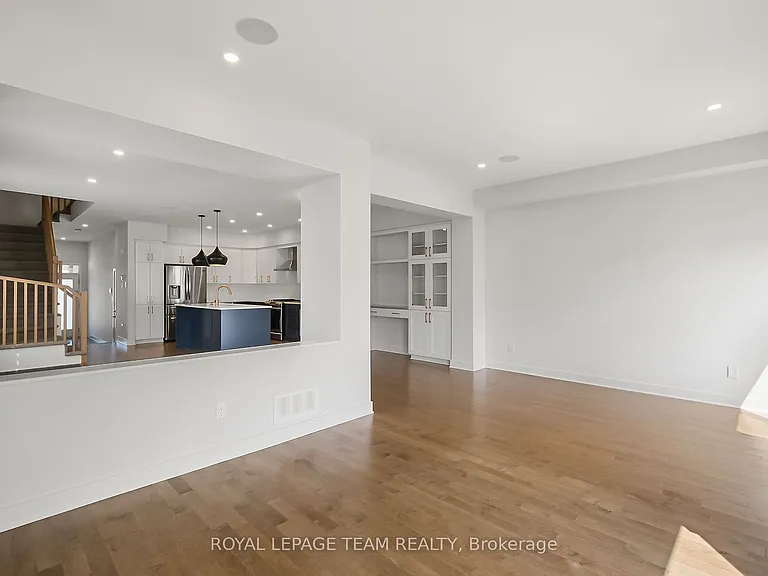 799 Cairn Cres — Photo 6